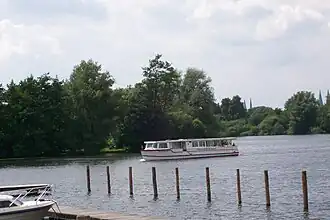 De Wakenitz met de kerktorens van Lübeck op de achtergrond