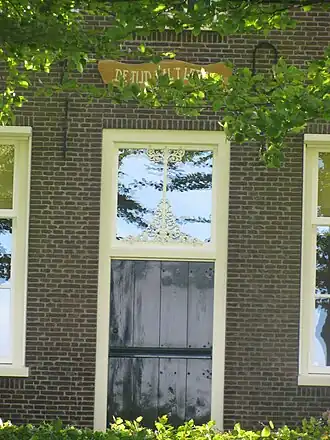 De tijd zal 't leren; Forse boerderij van het langhuistype, de topgevel met vlechtingen gemetseld