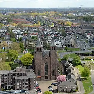 Zicht op de Sint-Walburgiskerk vanaf de toren van de nabijgelegen Sint-Eusebiuskerk