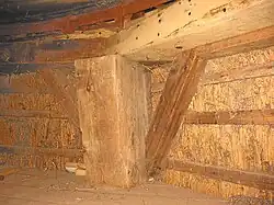 Achtkantstijl met de hondsoren en daarop het boventafelement met het Engels kruiwerk van de Walderveense molen