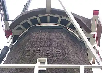 Onderkant kap en in het riet het jaartal 1962