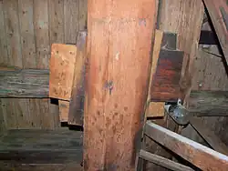 Kussen op de pasbalk. Links en rechts de trekwiggen. Boven en onder boven op de pasbalk de duwwiggen.