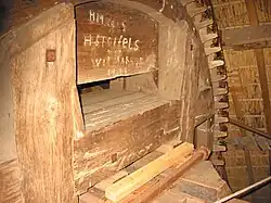 Plooistuk tussen de kruisarmen voorzijde bovenwiel Walderveense molen