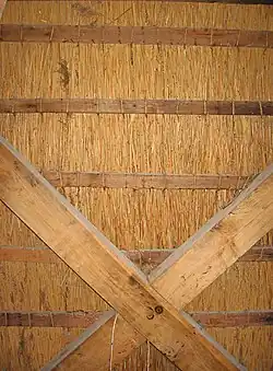 Riet vastgezet met touw