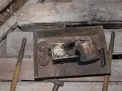 Bronzen lager (links). Hier van een steenspil