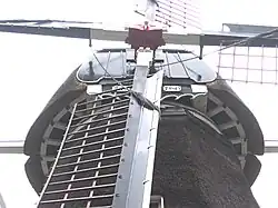 Voorkeuvelens met wiekenkruis en daaronder de baard met jaartallen van de Walderveense molen. Ook het steenbord is zichtbaar achter de wiek.