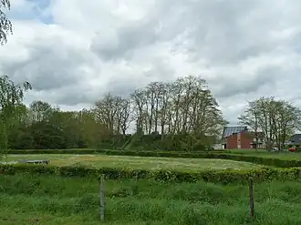 De motteheuvel met op de voorgrond de voorburcht