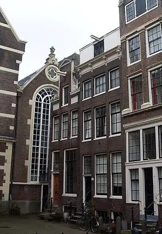 Huis met gevel onder rechte lijst met consoles en attiek