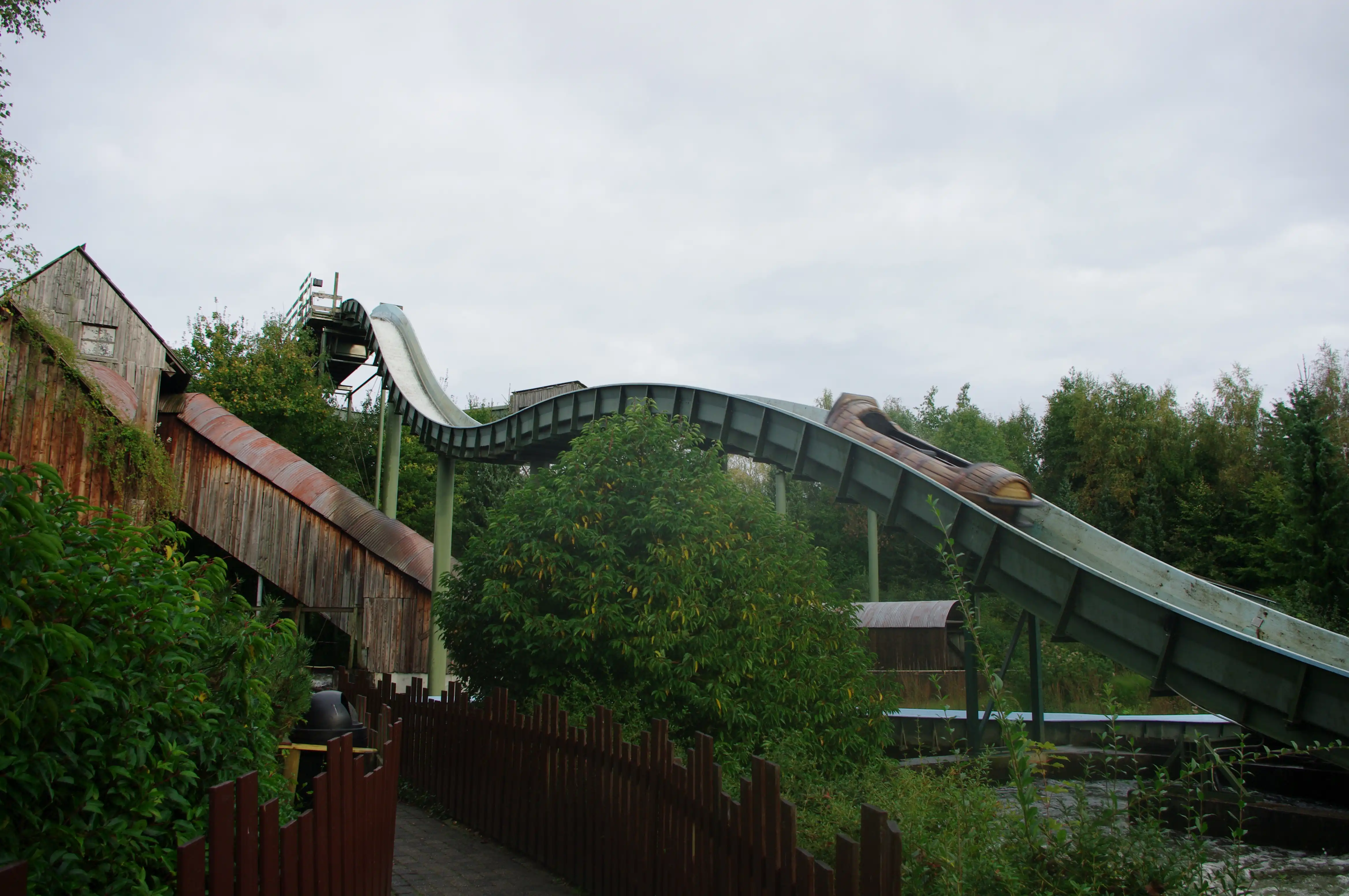 De boomstamattractie Crazy River in Walibi Holland