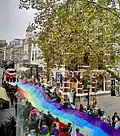De lange regenboogvlag, van bovenaf