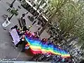 De lange regenboogvlag, van bovenaf