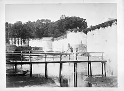 Veldzijde muur met afgebroken waltoren (rechts), 1884