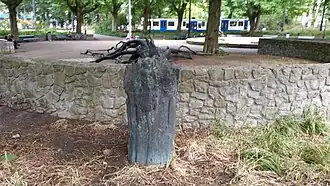 Monument Walraven van Hall Geknakte boom vanaf buiten het plein (augustus 2018)