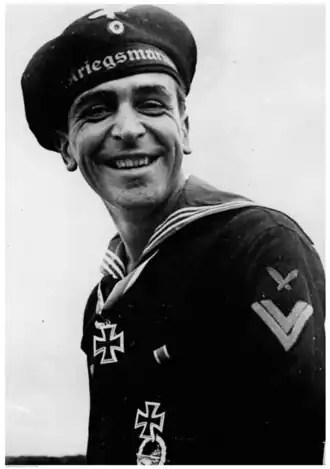 Schreibermaat Walter Gerhold na de uitreiking van het Ridderkruis, juli 1944.