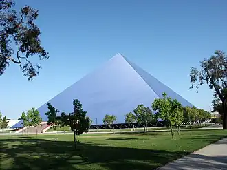 Walter Pyramid is een prominente sportlocatie op de noordelijke campus van de universiteit