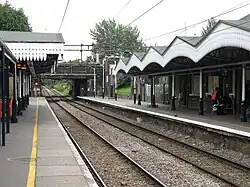 De perrons van de overground gezien uit het westen.