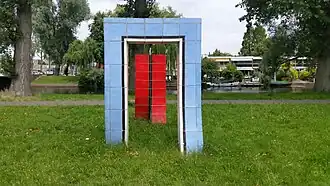 Wandelend muurtje aan de Slotervaart (juni 2019)