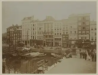 De Grotemarkt met het standbeeld van Erasmus en het Westnieuwland in 1890 - 1893. Het huis Keulen is rechts op de foto zichtbaar.