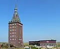 De Westturm (Westertoren), die ook in vlag en wapen van het eiland en de gemeente Wangeroog is weergegeven[2]