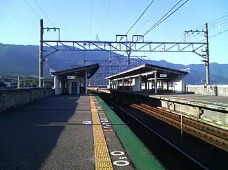 De perrons van het station