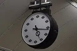 De perronklok boven het perron voor de metro's naar het westen.