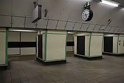 De doorgangen tussen perron en verdeelhal aan de roltrapzijde.