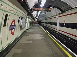 Het perron voor de metro's naar het oosten vlak voor de voltooiing van het groot onderhoud (foto: aug. 2008)