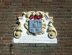 Een oud wapen in een nieuwe muur