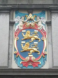 Wapen van West-Friesland, centraal in de voorgevel