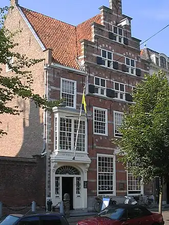 De gevel aan de Oude Delft