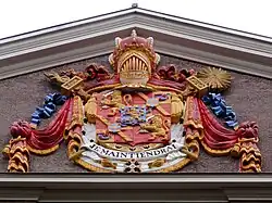 Wapenreliëf in de geveltop van de voormalige Oranje-Nassau Kazerne; 2012.