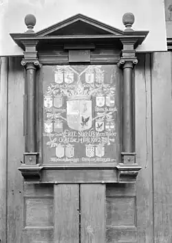 Het wapen Sickinghe (rechts, tweede van boven) op een Wapenbord afkomstig uit Zeerijp