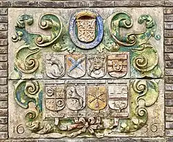 Wapensteen uit de stenen schutsluis van 1636 in de Oostendam.