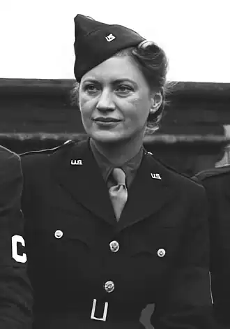 Lee Miller in uniform tijdens WOII, 1943