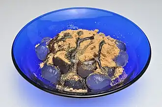 Warabimochi met kuromitsu en kinako topping.