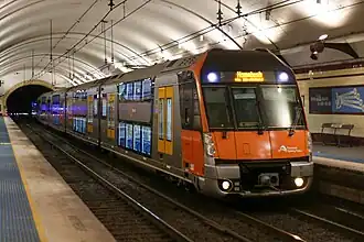 Dubbeldekstrein op station Museum