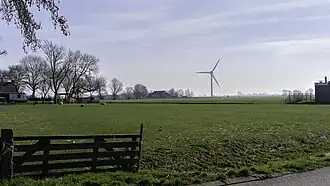 Het terrein van de Lulemaborg ligt naast Burum (rechts, achter de sloot)