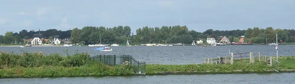 Zicht op Warmond. Van voor naar achter: de Zijl, de landstrook Tengnagel, de Kager plas 't Joppe en Warmond.