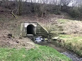 De Beek stroomt via een tunnel onder Spoorlijn 24
