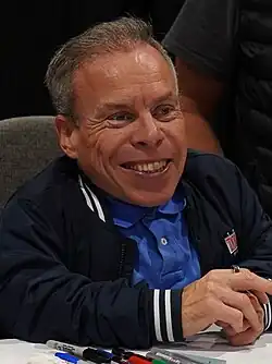 Warwick Davis is een Britse acteur met dwerggroei, bekend om zijn rollen in films als Star Wars, Harry Potter en Willow. Hij richtte Little People UK (LPUK) op, een organisatie die zich inzet voor de belangen en ondersteuning van mensen met dwerggroei en hun families in het Verenigd Koninkrijk.