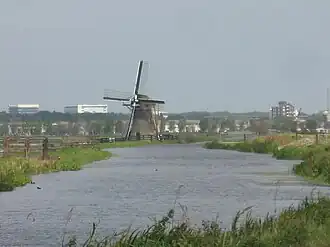 Molen met vaart en Leiden op de achtergrond