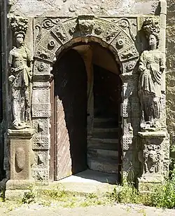 Kariatidenportaal in renaissancestijl, ingang van de traptoren van het voormalige kasteel