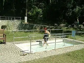 Wassertreten in een Kneippbecken in Kronberg im Taunus, Duitsland