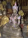 Een van de met edelstenen bezette Boeddhabeelden in de Wihan