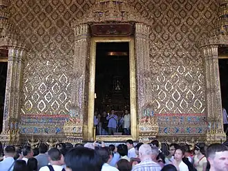 De ingang van de ubosot