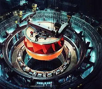 Eén van zes nieuwe Francisturbines, die bijna één miljoen pk levert, tijdens installatie in machinekamer #3