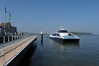 Waterbus en Merwekade