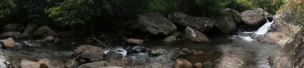 De watervallen en de stroom van de Bahati Camp, een van de stromen waaruit de Ruvu ontstaat