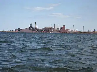 Hamilton Waterfront met Stelco op de achtergrond.