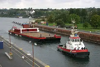 Sleepboot Watergeus (1995) en Wagenborg Barge 1 in de sluis van Kiel-Holtenau